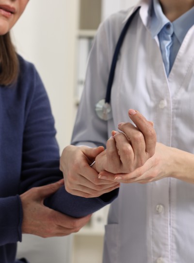 Entorsele și importanța examinării de către medicul ortoped pentru a evita durerea cronică